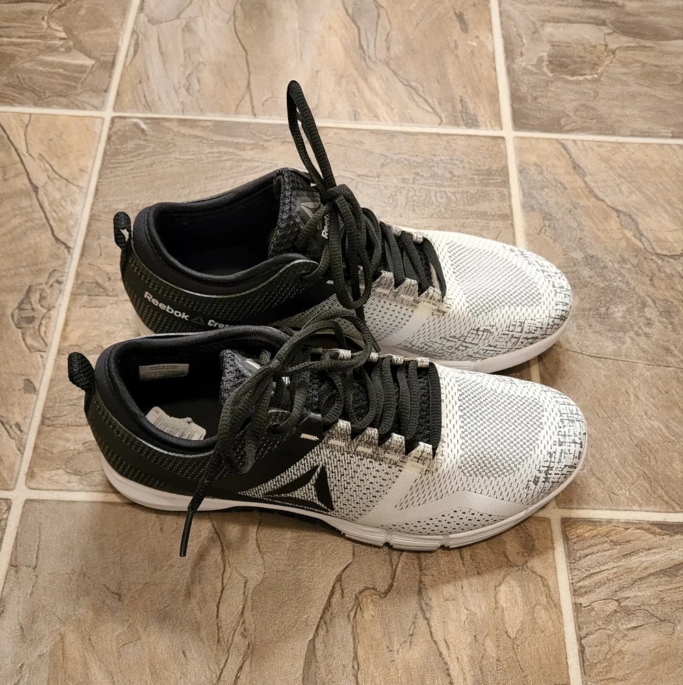 Black & White Reeboks - Picture 3 of 7